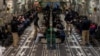 Migrantët duke pritur në Aeroportin në Arizon që të dëbohen përmes një avioni të ushtrisë amerikane. 23 janar 2025.
