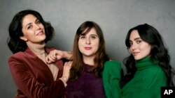 از چپ، نیوشا نور، مریم کشاورز و لیلا محمدی، بازیگران و کارگردان فیلم «نسخه فارسی»، جشنواره فیلم ساندنس، ۲۰۲۳