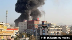 Дим піднімається з будівлі після авіаударів у Кабулі, 15 жовтня 2025 року 