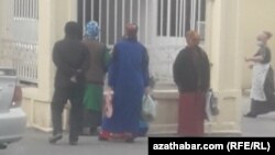 В ожидании открытия магазина. Туркменистан (иллюстративное фото) 