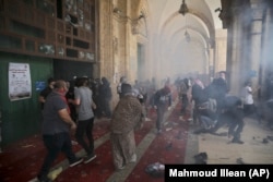 Столкновение палестинцев с израильскими силами безопасности в комплексе мечети Аль-Акса в Старом городе Иерусалима, 10 мая 2021 года.