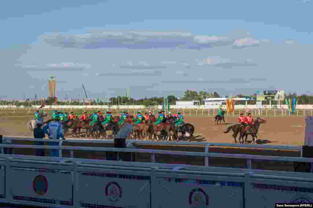 Чемпионат Моңғолия мен Қырғызстан көкпаршылары тартысымен басталды. &nbsp;