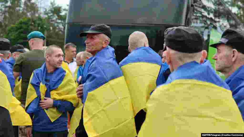 Українські захисники нарешті ступили на рідну землю після чергового обміну вйськовополоненими між Росієї та Україною, 25 червня 2025 року