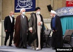 از راست: حسن روحانی، ابراهیم رئیسی، غلامحسین محسنی اژه‌ای و محمدباقر قالیباف در مراسم تنفیذ حکم ریاست‌جمهوری رئیسی در دفتر علی خامنه‌ای، ۱۲ مرداد ۱۴۰۰