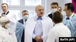 A medikusokat hallgatja egy minszki kórházlátogatás során Aljakszandr Lukasenka belarusz vezető, 2020. november 27.