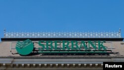 Fortenova grupa je priopćila da nema nikakva saznanja o navodnoj prodaji udjela Sberbanke, te podsjetila da je njena imovina pod sankcijama i da je za kupoprodaju potrebno ishoditi posebne dozvole tijela nadležnih za provedbu sankcija (na fotografiji logo Sberbanke u Beču)