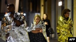 Люди йдуть з місця теракту в центрі Лондона, 3 червня 2017 року 