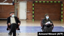 Dy persona duke pritur që të vaksinohen në sallën "1 Tetori" në Prishtinë. Foto nga arkivi. 