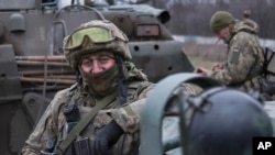 Një ushtar ukrainas pushon përpara se të shkojë në vijën e frontit në rajonin e Donjeck, Ukrainë. 28 janar 2023. Fotografi ilustruese. 