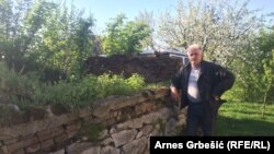 Karlo Baldi ispred svoje u ratu uništene kuće u Doboju
