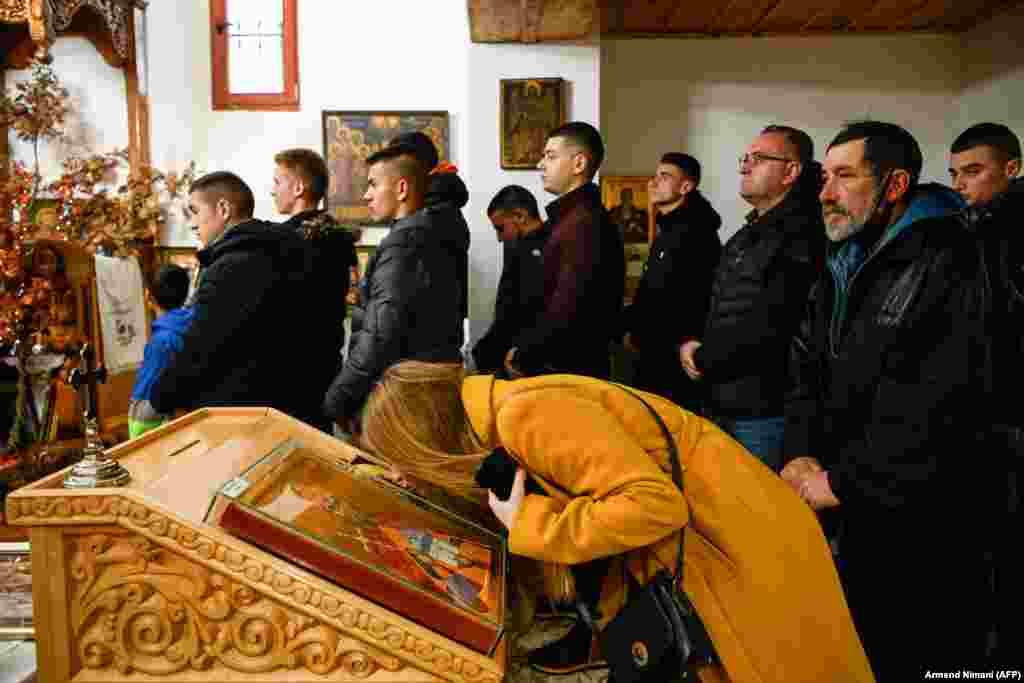 Etnici sârbi din Kosovo participă la liturghia ținută în Gusterica.&nbsp;