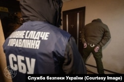 Фото Служби безпеки України: момент затримання підозрюваного у держзраді Дмитра Козюри