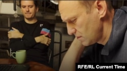 A kép jobb oldalán Alekszej Navalnij