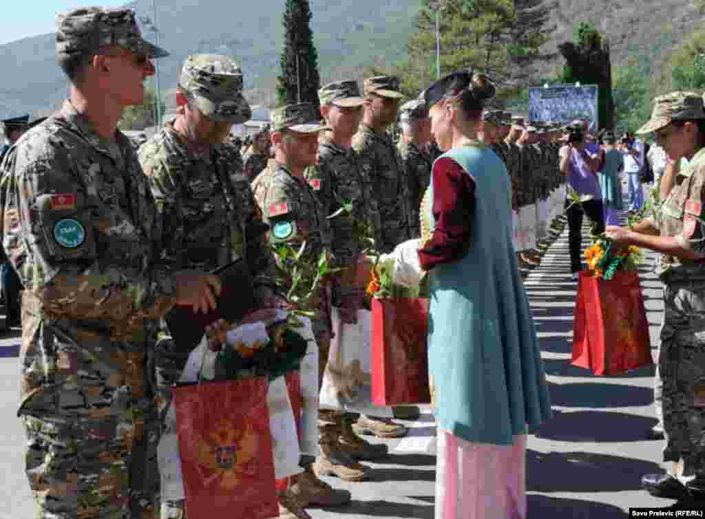 Svečani ispraćaj četvrtog kontigenta Vojske Crne Gore (VCG) u kasarni „Milovan Šaranović“ u Danilovgradu. Oni odlaze u ISAF misiju u Afganistanu, a biće angažirani na obezbjeđenju baze u Mazar-e-Sharifu, 22.08.201. Foto: RSE / Savo Prelević 