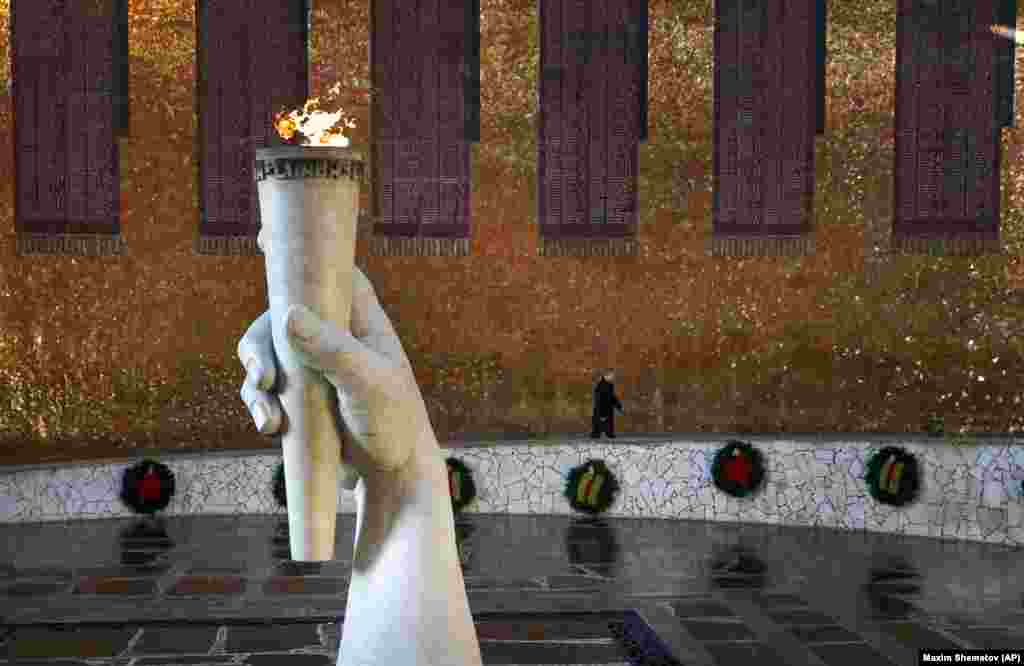 2018 година. Руският президент Владимир Путин минава покрай вечния огън, който гори в &quot;тялото&quot; на огромната статуя, наречена &quot;Родината майка зове&quot;. Тогава се отбелязва 75-ата годишнина от битката при Сталинград, днешен Волгоград. Сблъсъкът между съветските и нацистките армии продължава от август 1942 до февруари 1943 и се смята за една от най-кървавите битки в историята. Жертвите в нея са около 2 милиона души - войници и цивилни.