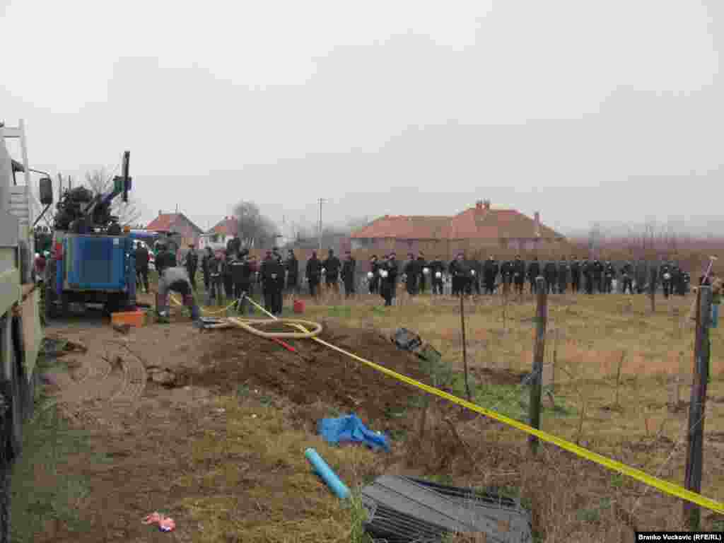 Italijanska kompanija Fiat sa zabrinutošću prati razvoj događaja u Korman polju na kome treba da budu podignuti proizvodni pogoni najvećih i najznačajnijih snabdevača auto delovima za njegovu kompaniju u Kragujevcu. Nezadovoljni vlasnici parcela nastavljaju sa blokadom, a početak radova obezbeđivala je policija, 20.01.2011. Foto: Branko Vučković 