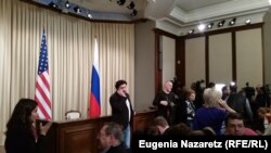 Поки Тіллерсона і Лаврова приймає Путін, журналісти чекають на їхню прес-конференцію в МЗС Росії в Москві, 12 квітня 2017 року