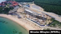 Строежът на хотелски комплекс на плажа Алепу, представен като изграждане на подпорна стена.