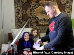 Віталій Гедз читає Ганні Горковенко її лист у день її сторіччя. Березень 2018, Яготин, Київщина. Фото Віталій Гедз