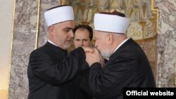 Primopredaja dužnosti reisa, Husein ef. Kavazović (lijevo) i Mustafa ef. Cerić (desno)