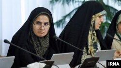 لعیا جنیدی، معاون حقوقی رئیس جمهور ایران (چپ)