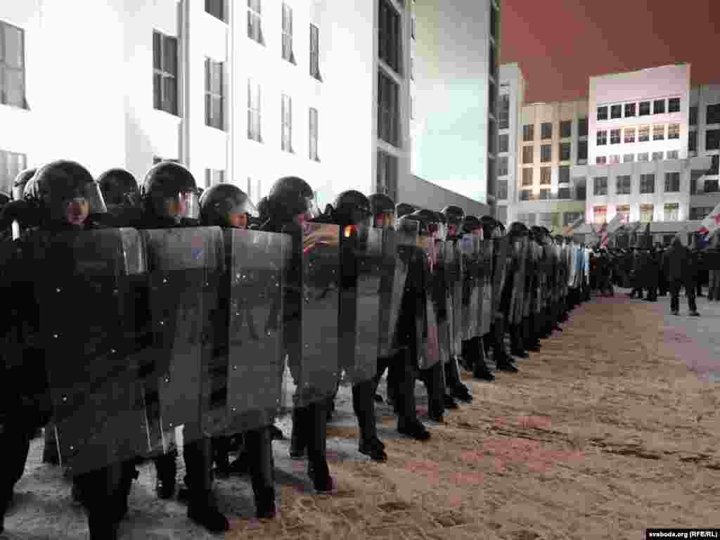 У Мінську в день виборів президента Білорусі відбулися сутички опозиції і правоохоронців