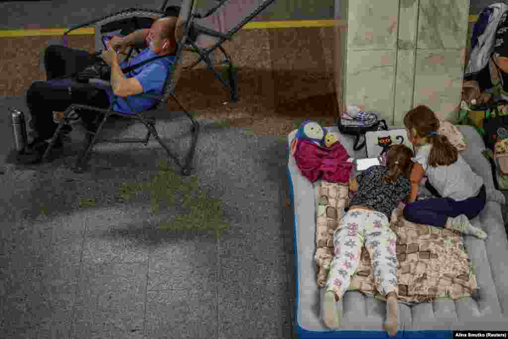 Ukrainas të strehuar në metronë e Kievit, më 8 korrik.