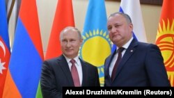 Игорь Додон (ондо) Орусия президенти Владимир Путин менен КМШ саммитинде. Москва, 26-декабрь, 2017-жыл. 