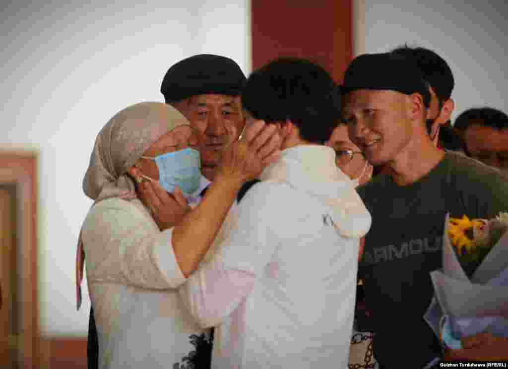 Айсулуу Тыныбекова ата-энеси менен амандашып жатат.&nbsp;