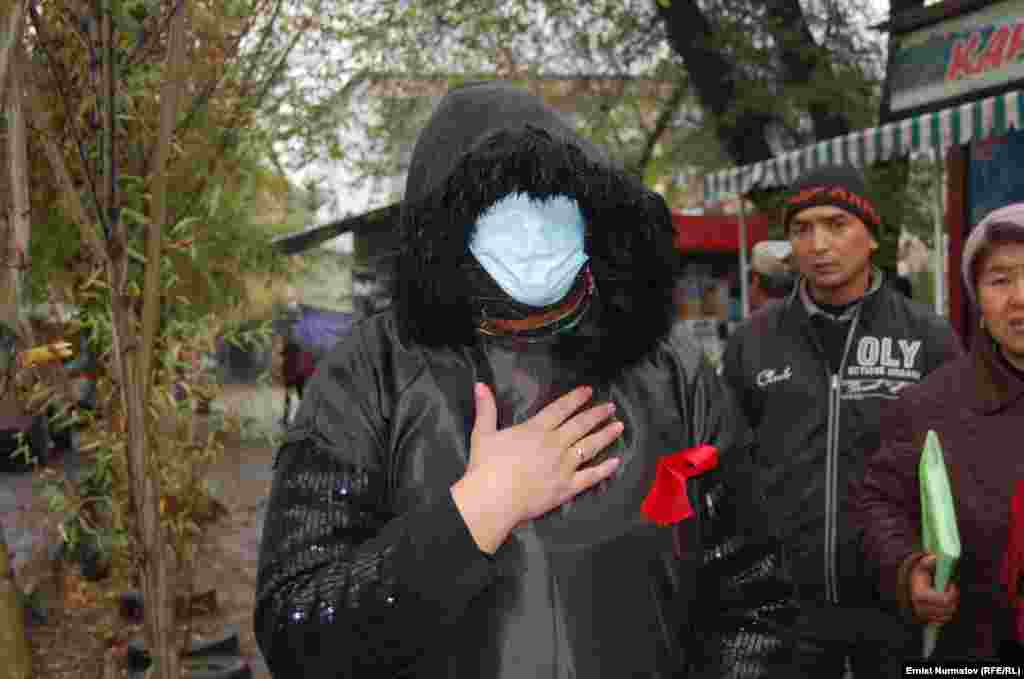 Алар мамлекеттен илдетке чалдыккан ар бир бала үчүн 1 миллион сомдон кун төлөөнү жана бирден батир берүүнү да талап кылды.