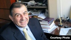 کامران دادخواه، اقتصاددان