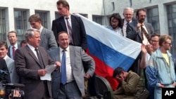 Три дня в августе отправили недвусмысленные сигналы из Москвы: отныне ее мнение, как союзного центра уже ничего не значит, надо бороться за победу своей «правды»