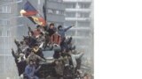 Grup de revoluționari români pe un tanc al Armatei, 