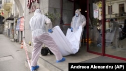 لحظه انتقال جسد قاضی منصوری از هتلش در پایتخت رومانی