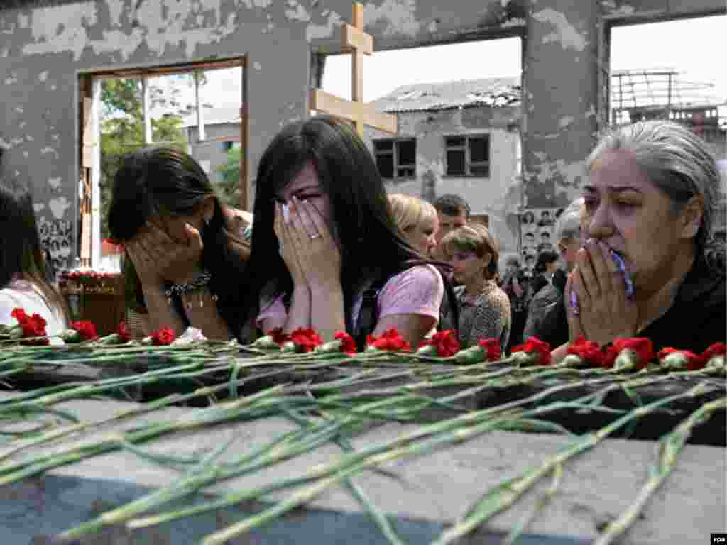 Жалоба за жертвами під час минулорічної зустрічі в бесланській школі № 1. - Фото: AFP, epa, ИТАР-ТАСС.