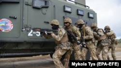 Українські військові під час спільних міжнародних навчань Rapid Trident- 2019 на полігоні поблизу Львова, 20 вересня 2019 року