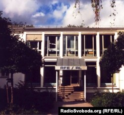 У 1976 році Радіо Вільна Європа і Радіо Свобода були об’єднані в одну корпорацію, штаб-квартиру якої розмістили в Мюнхені у цій будівля, поряд із Англійським парком