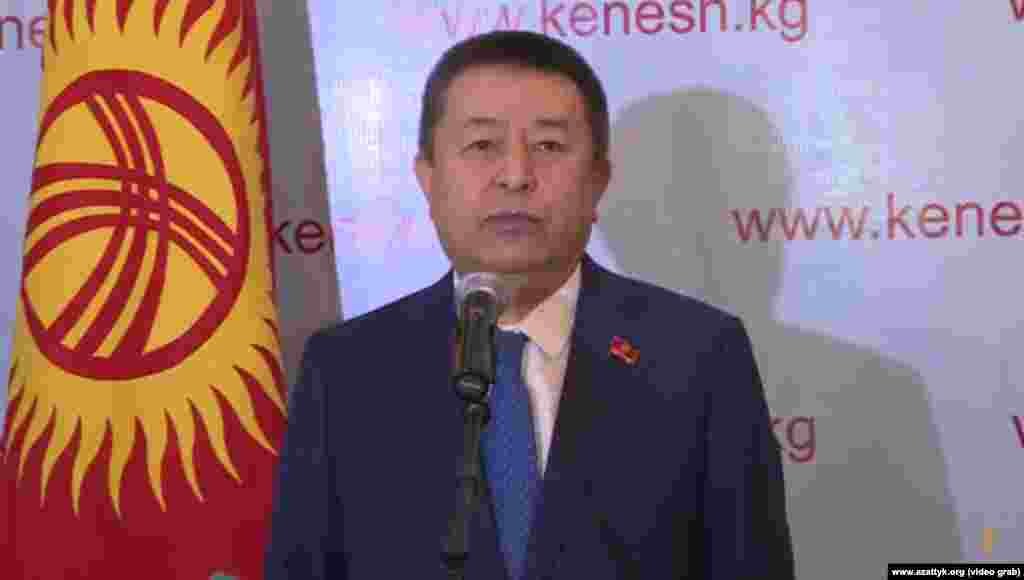 Референдумга каршы парламентте да, эл арасында да принципиалдуу каршылык болгон жок. Бул тууралуу бүгүн добуш бергенден кийин журналисттердин суроолоруна жооп берип жатып Жогорку Кеңеш төрагасы Чыныбай Турсунбеков билдирди. Спикердин белгилешинче, Конституцияга өзгөртүү киргизүү маселеси парламентте талкууланганда ага өзгөртүү жана толуктоо боюнча &quot;депутаттар орчундуу каршылык билдирген жок, суроолор процедуралык гана мүнөздө болгон&quot;. 