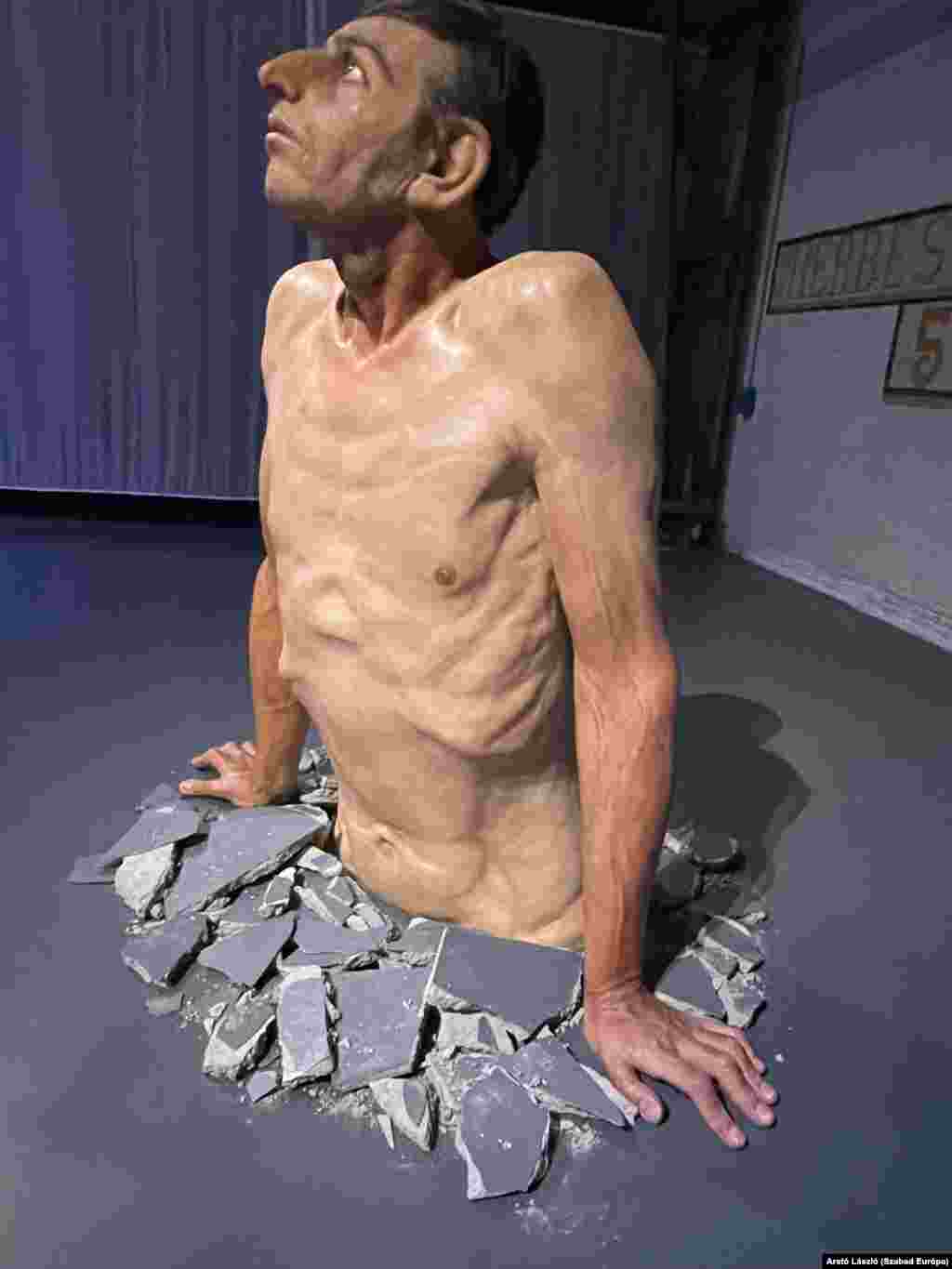 A férfi éppen áttöri a betont, arcán látható az élet minden fájdalma.&nbsp; (Zarko Basheski: Átlagember)