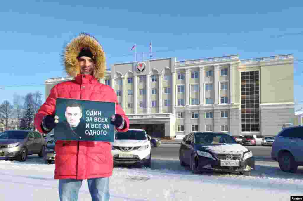 &quot;Egy mindenkiért, mindenki egyért!&quot; - olvasható ezen a plakáton.