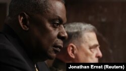 Sekretari i Mbrojtjes i SHBA-së, Lloyd Austin dhe shefi i Ushtrisë Amerikane, Mark Milley në një seancë dëgjimore në Kongres. 