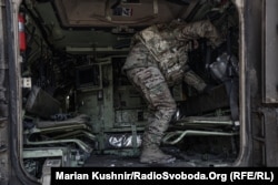 Українські військові в Донецькій області перебувають в американській броньованій машині M2 Bradley, 425 окремий штурмовий полк. 2025 рік