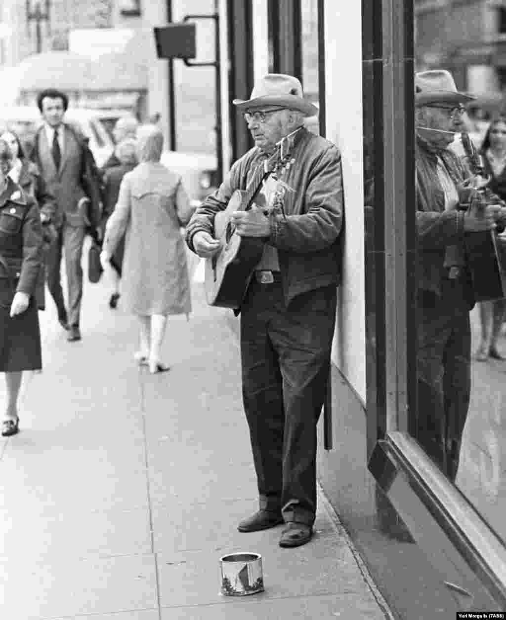 Цей вуличний музикант у Сан-Франциско потрапив на очі фотографові ТАСС у 1975 році