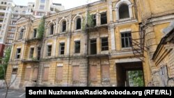 Йдеться про флігель на вулиці Ярославів Вал, 15-Б, який належав родині Сікорських. На початку 20-го століття там мешкав протягом кількох років Ігор Сікорський, у майбутньому відомий авіаконструктор