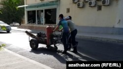 Жители везут баллон с бытовым газом. Ашхабад (иллюстративное фото)