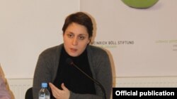 ელენე ხოშტარია