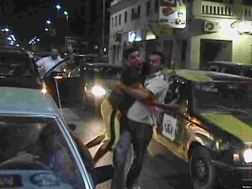 Мажи во прегратка во Мисрата, град 200 километри источно од Триполи кои го прославуваат напредувањето на бунтовниците. 