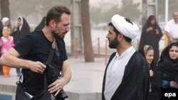 ایاسون آتاناسیادیس (چپ) خبرنگار آزاد واشنگتن تایمز در ایران.