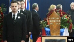 Ivica Dačić pored kovčega sa telom Slobodna Miloševića, 16. mart 2006 
