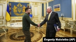 Presidenti ukrainas, Volodymyr Zelensky (majtas), dhe i dërguari amerikan për Ukrainën dhe Rusinë, Keith Kellogg.
